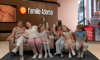 een gezin op een bank