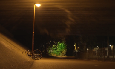 een fiets ligt op de grond bij een tunnel in het donker