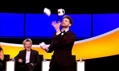 Frank van Leeuwen jongleert met De slimste mens mokken