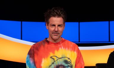 Man met regenboog shirt 