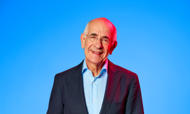 een man voor een blauwe achtergrond