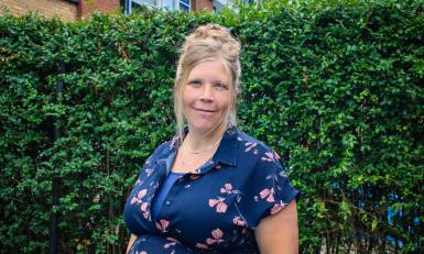 Portretfoto van Gerdine Blom in de tuin