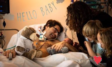 Hans in ziekenhuisbed met baby