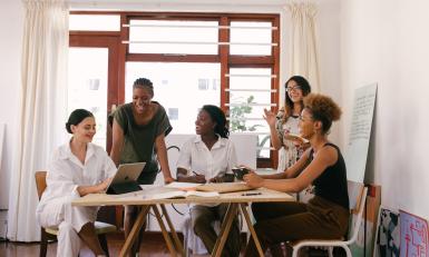 Groep vrouwen in vergadering