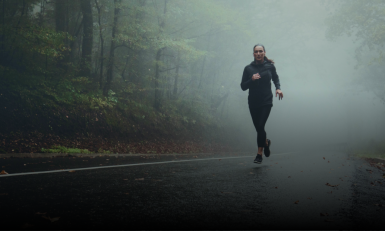 een vrouw aan het hardlopen in de mist