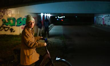 een vrouw op een fiets