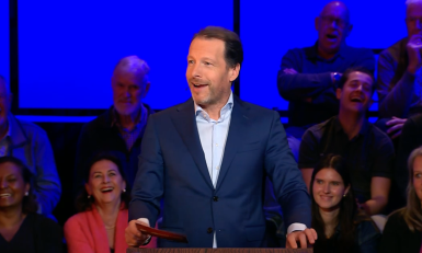 een man achter een presentatiedesk