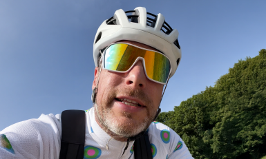 een man op de racefiets