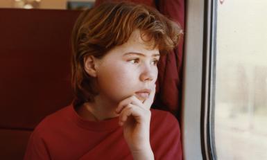 Maroesja Perizonius als kind maker van documentaire Generatie Bhagwan