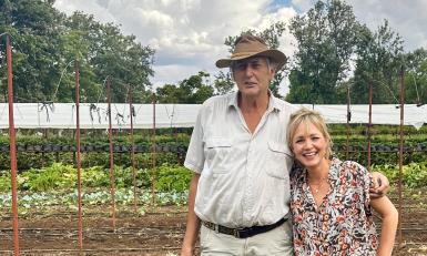een man en een vrouw tussen de gewassen