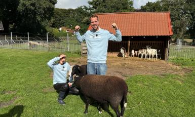Man en vrouw op kinderboerderij