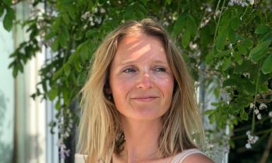 Blonde vrouw met streepjeskleding
