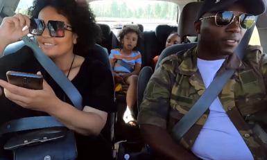 Iven en Cynthia Cudogham in de auto 