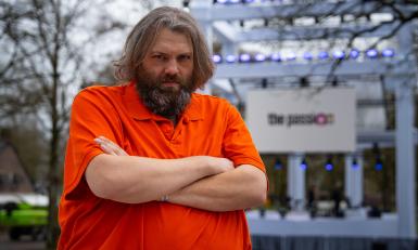 Man in oranje pak kijkt serieus