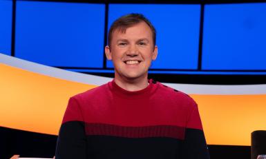 Lachende man met rode trui