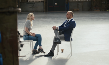 Man en vrouw zitten op stoelen