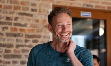 Lachende man met champagneglas in zijn hand