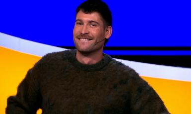 een man in een blauwe studio