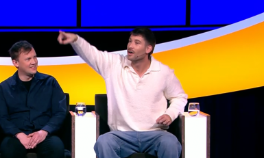 een man wijst in een studio