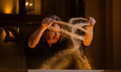 Man strooit sierlijk met zand