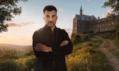 Schrijver en columnist Özcan Akyol in Kloostergasten