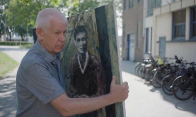 Koert in de documentaire Mijn broer met een schilderij van Bart
