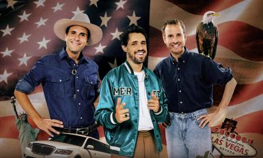 Drie mannen voor een visual van de Amerikaanse vlag