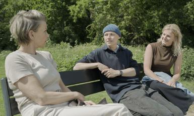 Drie personen op een bank