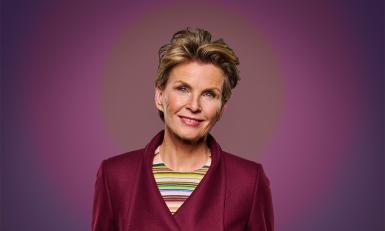 Vrouw lacht in de camera