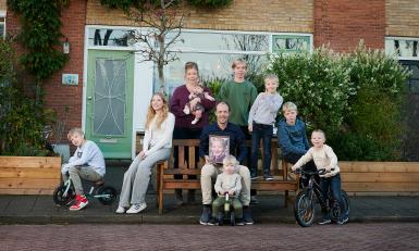 Gezin voor het huis