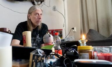 Martin van de Krift in zijn huiskamer 