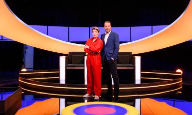 Man en vrouw in studio met cirkel op de vloer