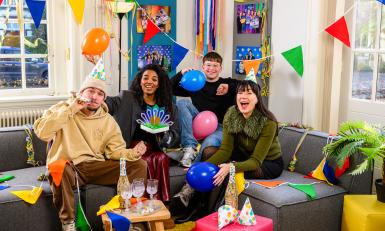 Vier mensen op een bank met feestversiering