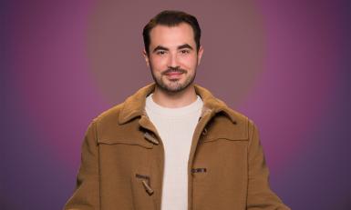 Man met bruine jas en open armen