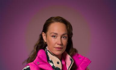 Vrouw in roze bodywarmer