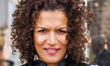 Lachende mevrouw met bruine krullen