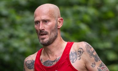 Rennende Klaas in rood shirt