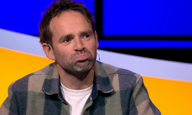 een man met een pruillip