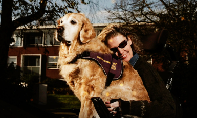 Een vrouw met haar assistentiehond