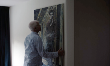 Man hangt schilderij op