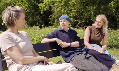 Mensen op een bankje