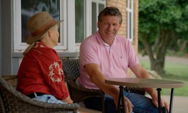 twee personen op een terras