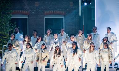 Koorleden die staan te zingen op de set van The Passion