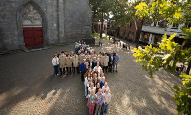 Mensen vormen een groot kruis
