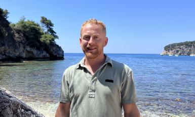 Joris uit Onderweg naar liefde op het strand