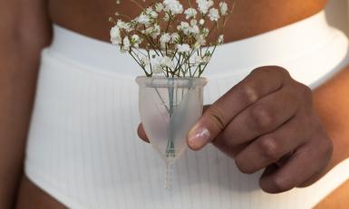 Vrouw in ondergoed met menstruatiecup 