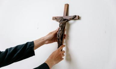 Jezus aan het kruis van hout