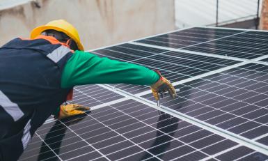 Man legt zonnepanelen neer