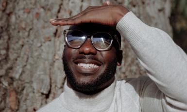 Man kijkt tegen de zon in