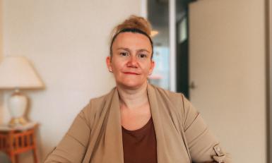 Priscilla Brand zit aan tafel 